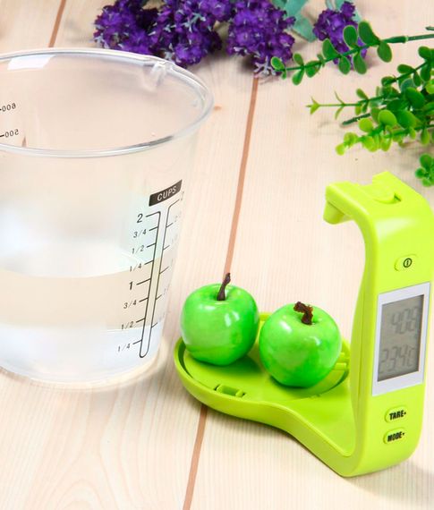 Кухонные весы с мерной чашей