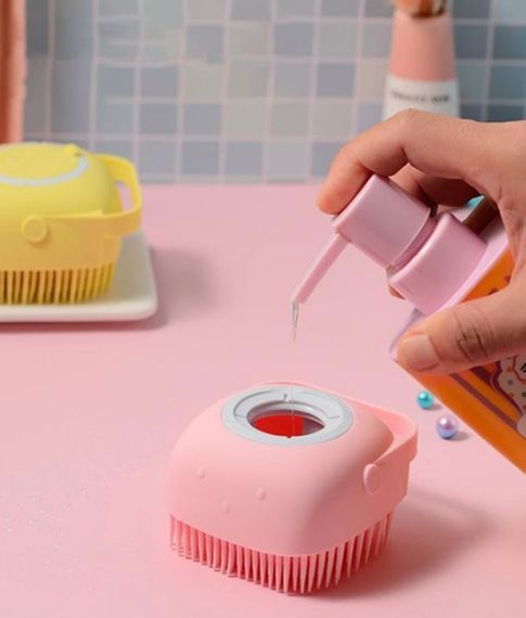 Силиконовая массажная щетка с дозатором для мыла