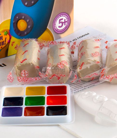 Игрушка объемная из глины "Космическая ракета"