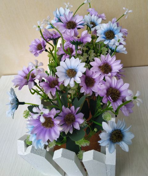 Забор с искусственными ромашками