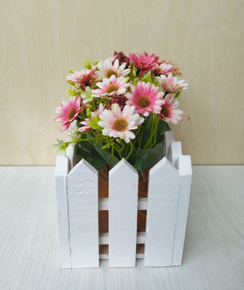 Забор с искусственными ромашками