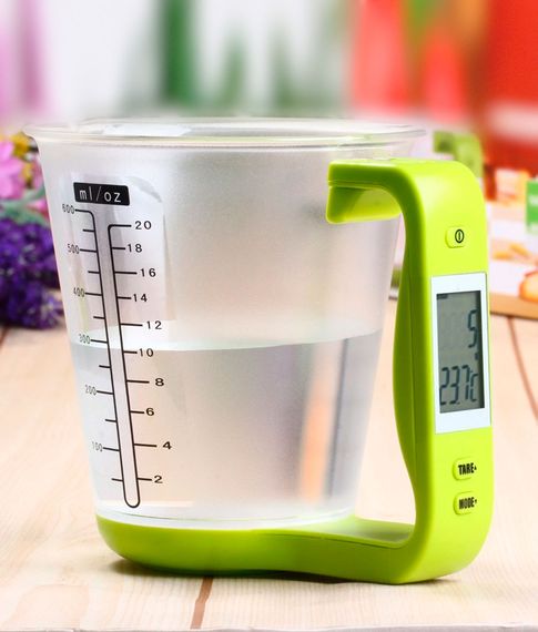 Кухонные весы с мерной чашей